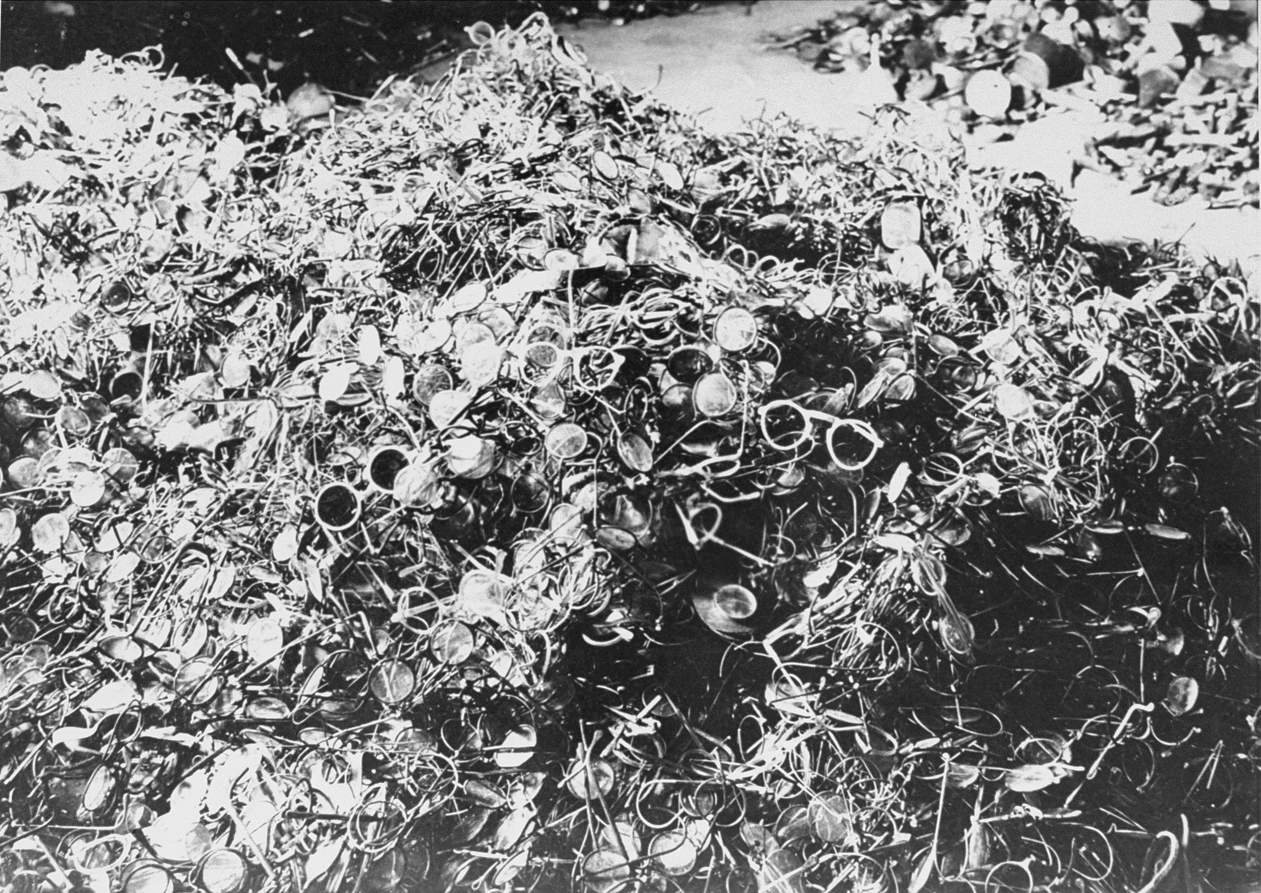 pile of glasses, Auschwitz, 1945